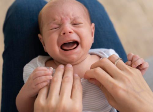 Kako pomiriti dojenčkov jok? 11 nasvetov za starše