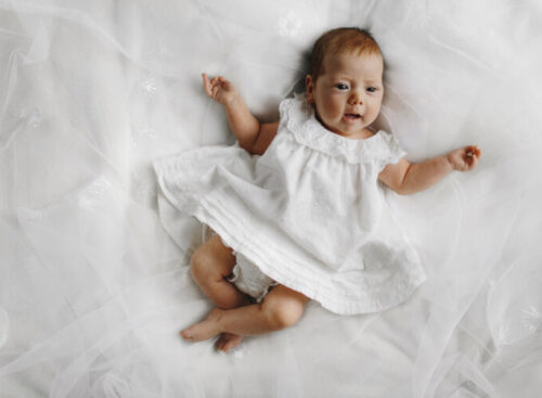 Razvoj otroka po mesecih: Mejniki od rojstva do prvega rojstnega dne